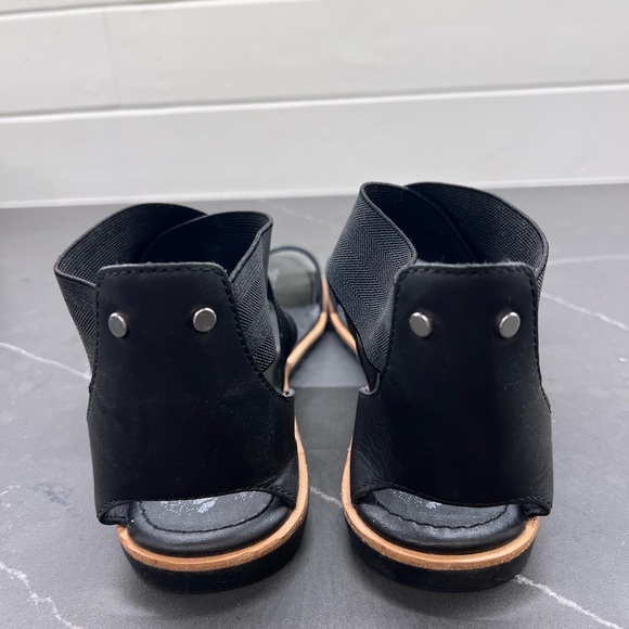 Sorel, black, flat leather and elastic sandals. Size 9 - Picture 3 of 7